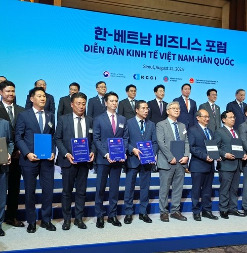 Businesses leaders pose for a photo at the South Korea-Vietnam business forum in central Seoul, on Aug. 12, 2025, in this photo provided by Dunamu Inc. (Yonhap)