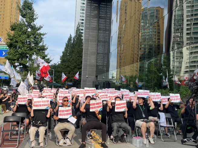 Workers from six subsidiaries say the tech giant must assume responsibility for stalled wage negotiations under the broadened definition of “employer.” (Yonhap)