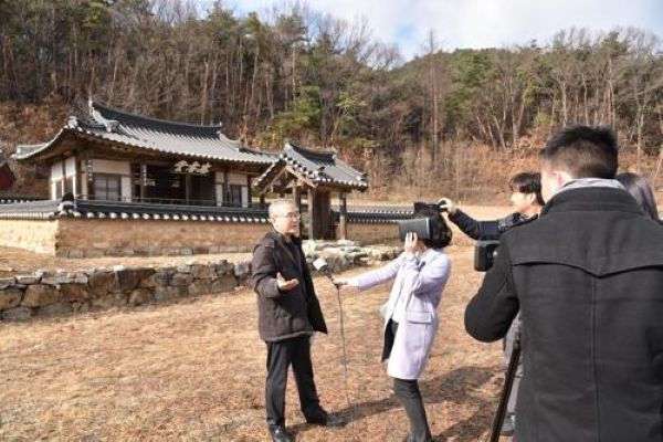 On-site in Bongseong-myeon, Bonghwa County, a television crew from Hanoi, Vietnam is reporting on Chung Hyo Dang, a heritage site associated with the Vietnamese Lý Dynasty. (Image courtesy of Bonghwa County)