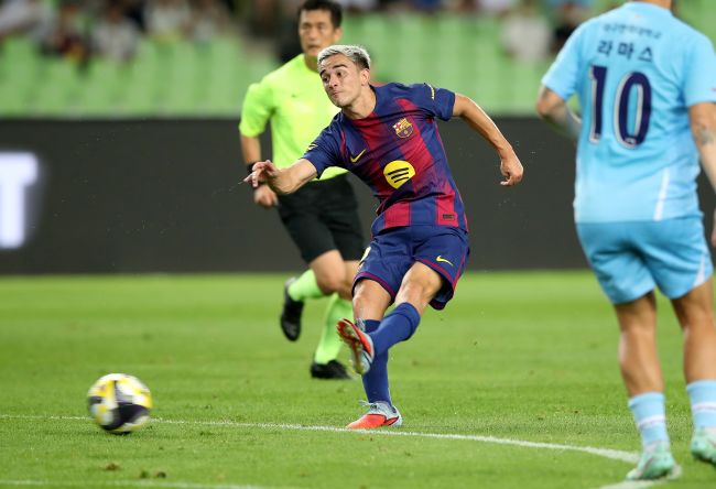 Gavi of FC Barcelona scores his club's first goal against Daegu FC during the teams' friendly match at Daegu Stadium in Daegu, 235 kilometers southeast of Seoul, on Aug. 4, 2025. (Image courtesy of Yonhap)