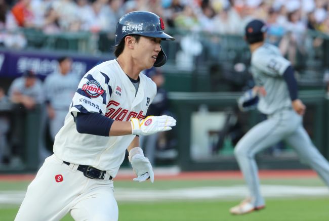 This June 19, 2025, file photo shows Jeon Min-jae of the Lotte Giants during a Korea Baseball Organization regular-season game against the Hanwha Eagles at Sajik Baseball Stadium in Busan, 320 kilometers southeast of Seoul. (Yonhap)