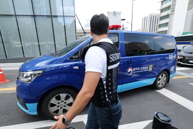 A prison van carrying former first lady Kim Keon Hee arrives at special counsel Min Joong-ki's office in central Seoul on Aug. 21, 2025. (Image courtesy of Yonhap)