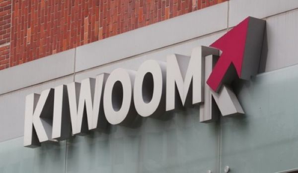 Apps operated by Kiwoom Securities (HeroS#), Korea Investment & Securities, and Samsung Securities all scored below the industry average of 3.55 out of 5 in overall satisfaction, with ratings of 3.43, 3.47 and 3.52, respectively. (Image courtesy of Yonhap)