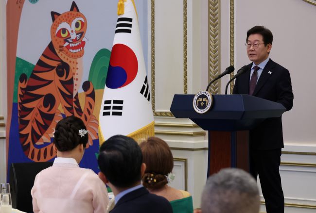 Lee Seeks Support From Diplomatic Corps Ahead Of APEC Hosting Lee Seeks Support From Diplomatic Corps Ahead Of APEC Hosting