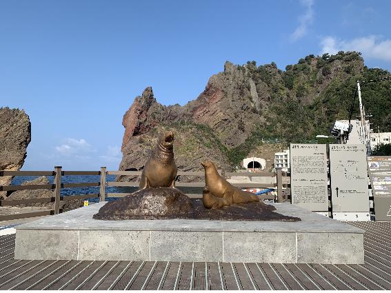 Dokdo sea lion statue (Photo courtesy of the Ministry of Oceans and Fisheries).