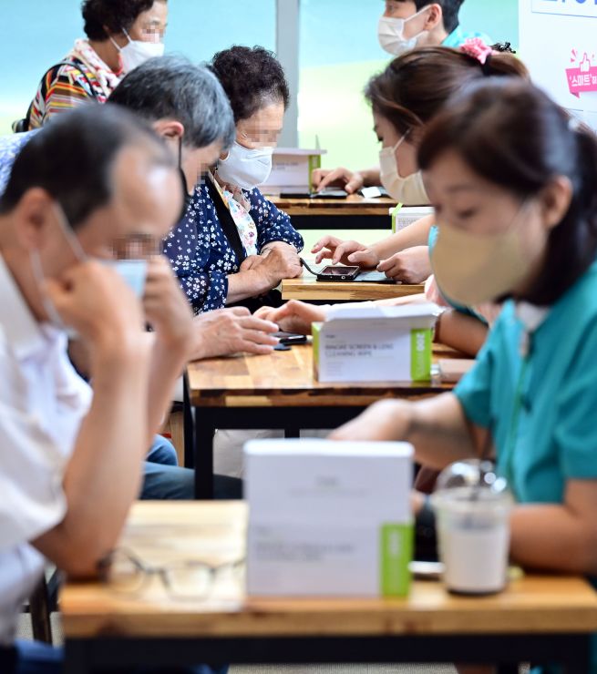 Elderly people learning how to use smartphones (Yonhap)