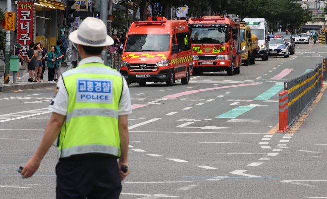 Police secure an emergency lane in the southeastern port city of Busan on Aug. 22, 2024, as a nationwide civil defense evacuation drill is conducted across the city. (Yonhap)