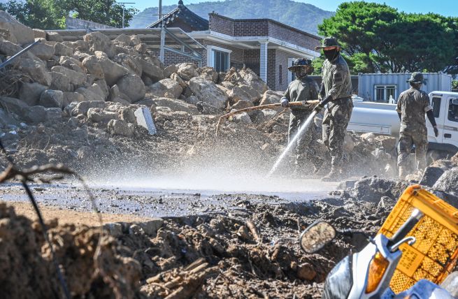 On July 28, soldiers from the Army’s 39th Division clean and maintain roads using a water truck in Sancheong, South Gyeongsang Province. (Photo courtesy of the Republic of Korea Army)