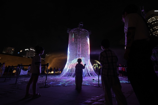 On July 31st, visitors to ‘Seoul Light DDP 2025’ at Dongdaemun Design Plaza in Seoul are viewing media art installations.