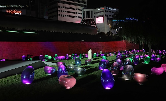 On July 31, visitors to ‘Seoul Light DDP 2025’ at Dongdaemun Design Plaza in Seoul are viewing media art and the opening fashion show.