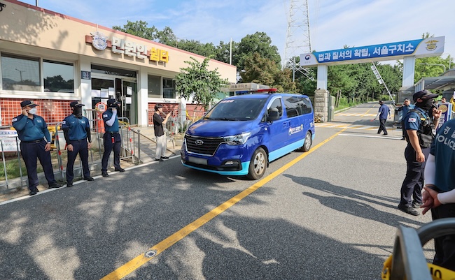 Ex-President Yoon Resists Detention Attempt Wearing Only Underwear: Special Counsel