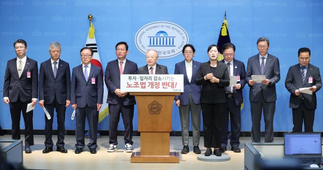 The six major business associations urged that supplementary legislation must follow to minimize the fallout from the Yellow Envelope Law (Yonhap)