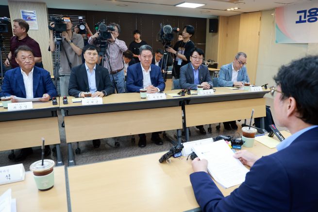 Vice Minister of Employment and Labor Kwon Chang-jun speaks on August 21 at a meeting with CEOs from the steel, shipbuilding and automobile industries at the Seoul Regional Employment and Labor Office in Jung District, Seoul, regarding the amendments to Articles 2 and 3 of the Trade Union and Labor Relations Adjustment Act (Yellow Envelope Law), as Kia CEO Choi Joon-young (from left), POSCO CEO Lee Hee-keun, Hyundai Steel CEO Seo Kang-hyun, HD Hyundai Heavy Industries CEO Noh Jin-yul, and Hanwha Ocean President Jung In-sub listen. (Yonhap)