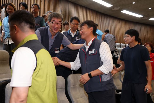 Union representatives celebrating the passage of the Yellow Envelope Law (Yonhap)