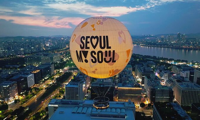 SEOULDAL in flight (Photo courtesy of the Seoul Tourism Organization)