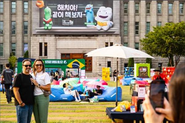 Foreign tourists taking commemorative photos at the Seoul Outdoor Library. ( Image courtesy of Seoul Metropolitan Government)
