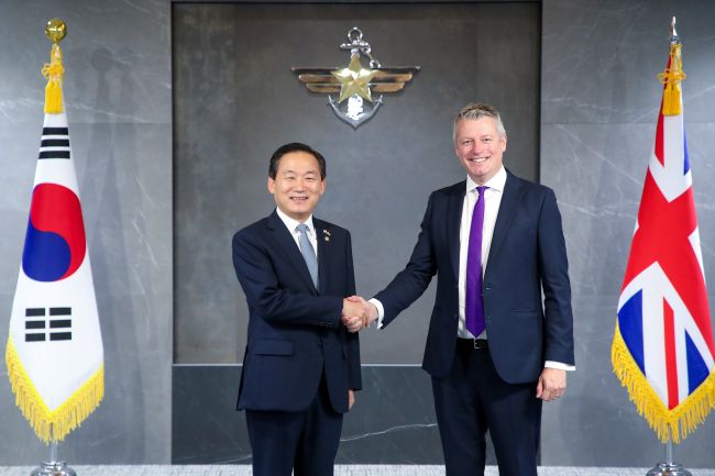 S. Korea, Britain Discuss Defense, Arms Industry Cooperation