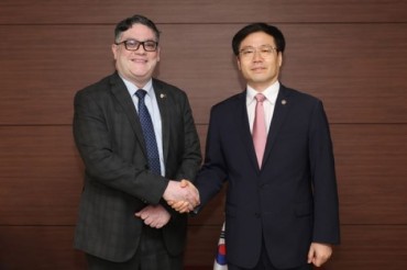 Trade Minister Discusses Expanding Economic Cooperation With Bangladeshi Ambassador