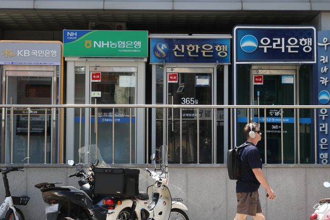 South Korea's major banks are ramping up restrictions on home-backed loans and jeonse (long-term rental deposit) financing. (Image courtesy of Yonhap)
