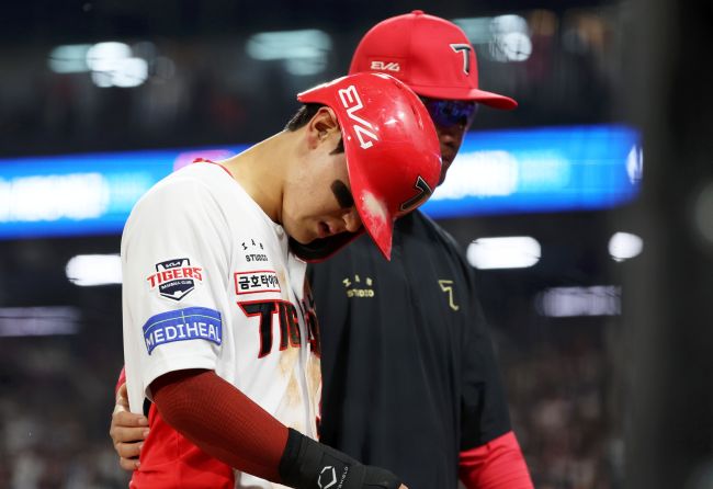 Reigning KBO MVP Kim Do-yeong Exits Game With Hamstring Cramp
