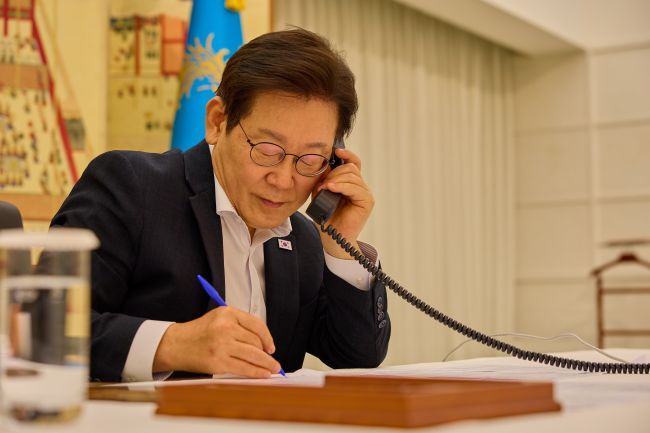 President Lee Sends Letters of Consolation to Korean Workers Detained in U.S. Immigration Sweep President Lee Sends Letters of Consolation to Korean Workers Detained in U.S. Immigration Sweep