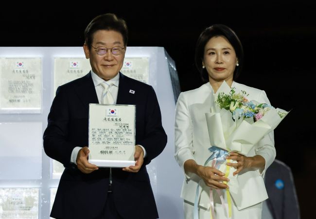 Lee Receives Letters Of Appointment From People In Special Ceremony