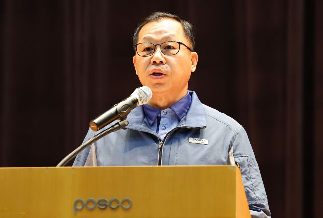 This photo taken July 29, 2025, shows POSCO E&C President and CEO Jeong Hee-min giving a briefing on a fatal incident at a construction site overseen by the company, at its headquarters in Incheon, just west of Seoul. (Image courtesy of Yonhap)