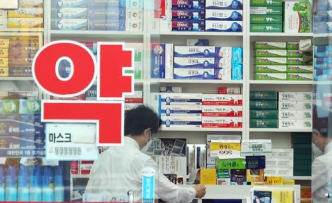 Court Bars Clinic-Linked Pharmacies, Citing Risks of Collusion