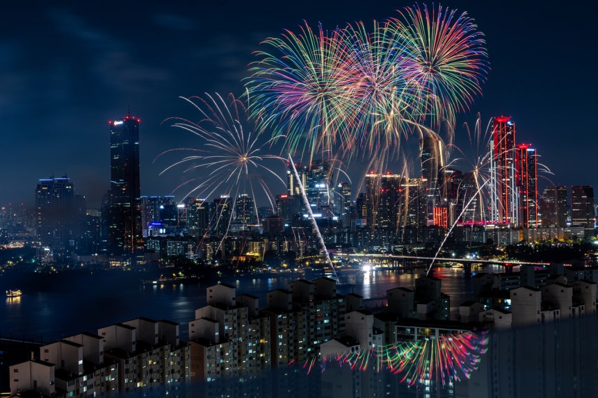 Fireworks light up the autumn night during the 2024 Seoul World Fireworks Festival at Yeouido Hangang Park in Seoul last year. (Yonhap)