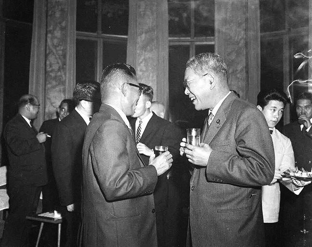 Chairman Park Chung-hee of the Supreme Council for National Reconstruction speaks with Prime Minister Hayato Ikeda during a welcome dinner at the Japanese prime minister’s residence on the evening of November 11, 1961. (Image source: National Archives of Korea)