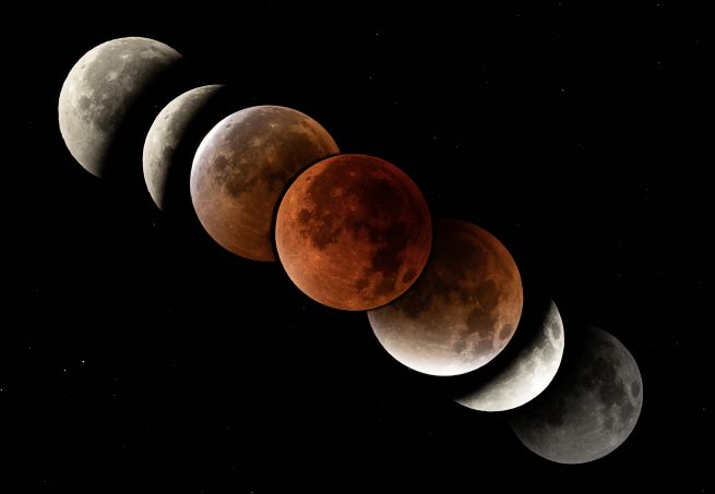 Koreans Gather Under Cloudy Skies to Witness Rare Blood Moon Koreans Gather Under Cloudy Skies to Witness Rare Blood Moon