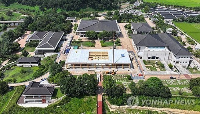 Construction is underway to prepare the banquet hall ahead of the APEC summit in Gyeongju.