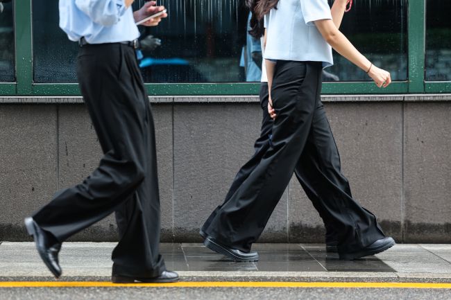 From Four-and-a-Half to Four Days: Korean Firms Test Shorter Workweeks