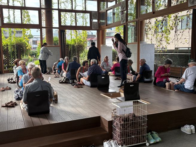 Foreign tour groups experience herbal foot baths at the Seoul K-Medi Center in Dongdaemun District, Seoul. (Yonhap)