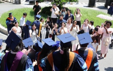 Foreign Graduates in Korea Report Higher Rates of Workplace Struggles and Economic Hardship