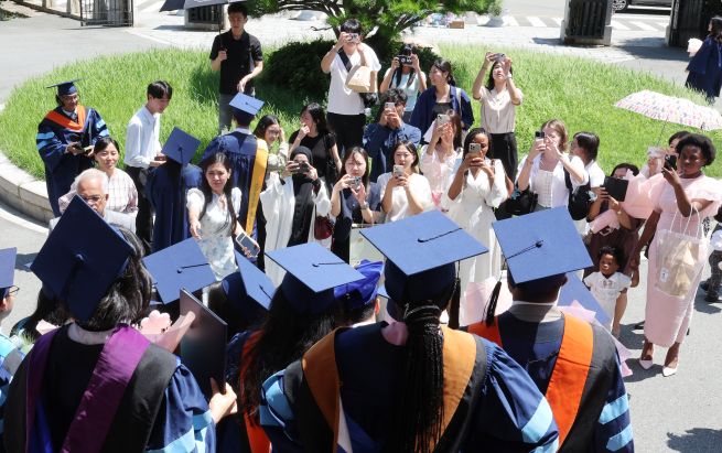 Foreign Graduates in Korea Report Higher Rates of Workplace Struggles and Economic Hardship
