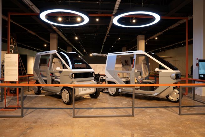 The photo shows Hyundai’s Designed by Hyundai “Micro Mobility E3W, E4W,” reinterpreting India’s traditional rickshaw into a vehicle designed for easy access by the elderly and people with disabilities, on display at Exhibition Hall 3 of the Gwangju Biennale. (Photo courtesy of Gwangju Biennale)