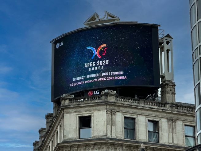 LG is promoting the upcoming ‘2025 APEC Summit’ in Gyeongju this October at global landmarks such as New York’s Times Square and London’s Piccadilly Circus. The photo shows a promotional video playing on a billboard in Piccadilly Circus, London. (Photo provided by LG Electronics)
