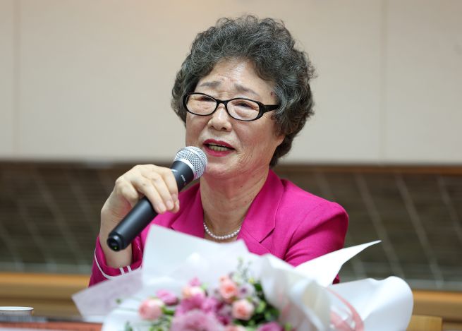 Choi Mal-ja, 78, said, ‘People told me it was like throwing an egg at a rock, but I couldn’t let this case be buried.’ She spoke of her lifelong struggle to clear her name through the retrial. (Yonhap)