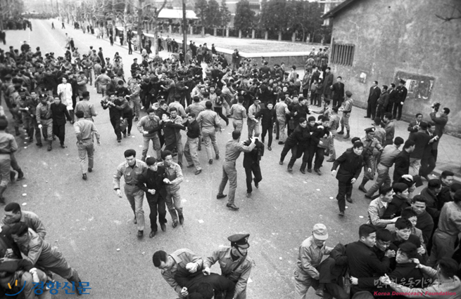 Court Awards Damages to Former Students Jailed in 1964 Protests Against Japan Talks