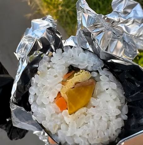 A gimbap sold for 4,000 won at the recent Tamna Cultural Festival in Jeju sparked controversy after online users criticized it for being mostly rice with little filling. (Photo source: captured from an online community)