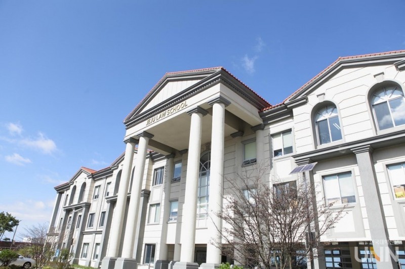 Elite Graduates Crowd Into Regional Law Schools as Competition Intensifies