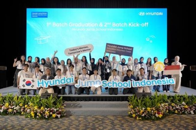 Participants pose for a photo at a launch ceremony for the second class of H-Jump School Indonesia, Hyundai Motor Group's youth education and mentoring initiative, at a hotel in Jakarta on Oct. 1, 2025, in this photo provided by the company. (Yonhap)