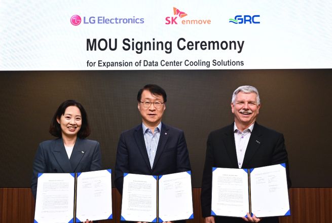 Nam Jae-in (L), head of green growth business at SK Enmove Co.; Lee Jae-sung (C), head of the energy solution division at LG Electronics Inc.; and Peter Pollin, CEO of GRC, pose for a photo after signing a memorandum of understanding (MOU) at LG Electronics' production facility in Pyeongtaek, south of Seoul, on Oct. 27, 2025, in this photo provided by LG Electronics. (Yonhap)