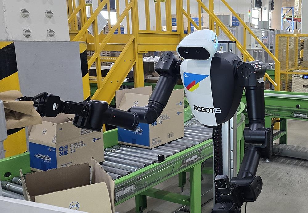 The pace of robot adoption in industry is accelerating. Last month, CJ Logistics became the first company in Korea’s logistics sector to conduct on-site testing of an artificial intelligence (AI) humanoid robot. (Photo provided by CJ Logistics)