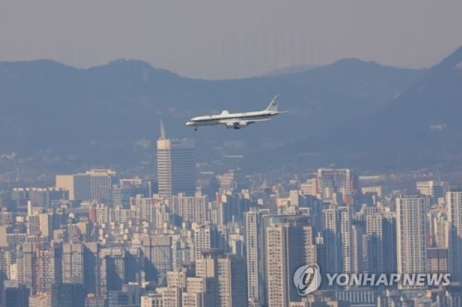 As part of the “Asia Air Quality Joint Study,” NASA’s research aircraft DC-8, equipped with air quality monitoring instruments, flies over downtown Seoul on February 26 last year. (Yonhap)