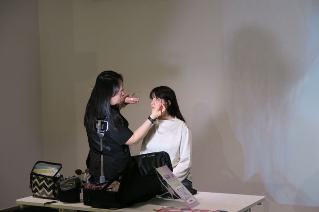 On October 18 (local time), a makeup artist demonstrates a so-called “K-pop idol makeup” look at the K-Beauty Zone during the “Unboxing Korea” event hosted by the Korean Cultural Center in Belgium.