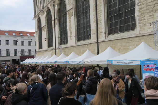 Crowds fill the K-Food Zone at the “Unboxing Korea” event hosted by the Korean Cultural Center in Belgium on October 18 (local time).
