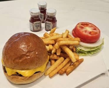 Inside Donald Trump’s One-Night Stay in Gyeongju: Cheeseburgers, Ketchup, and Tight Security