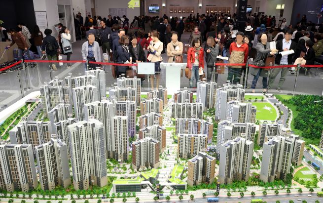 Godeok Arteon model housing. The apartment complex was approved for reconstruction on the condition that a public walkway running through its center would remain open to the public, but residents are now pushing to install card-access gates for residents only, sparking conflict with neighboring complexes. (Yonhap)